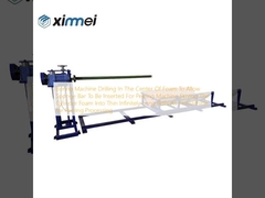 Pengeboran Mesin Pengeboran di Tengah Busa Untuk Memungkinkan Batang Spons Dimasukkan Untuk Mesin Pengupas Mengiris Busa Silinder Menjadi Gulungan Panjang Tak Terbatas Tipis Sebagai Mesin Pra-pemrosesan Pengupasan